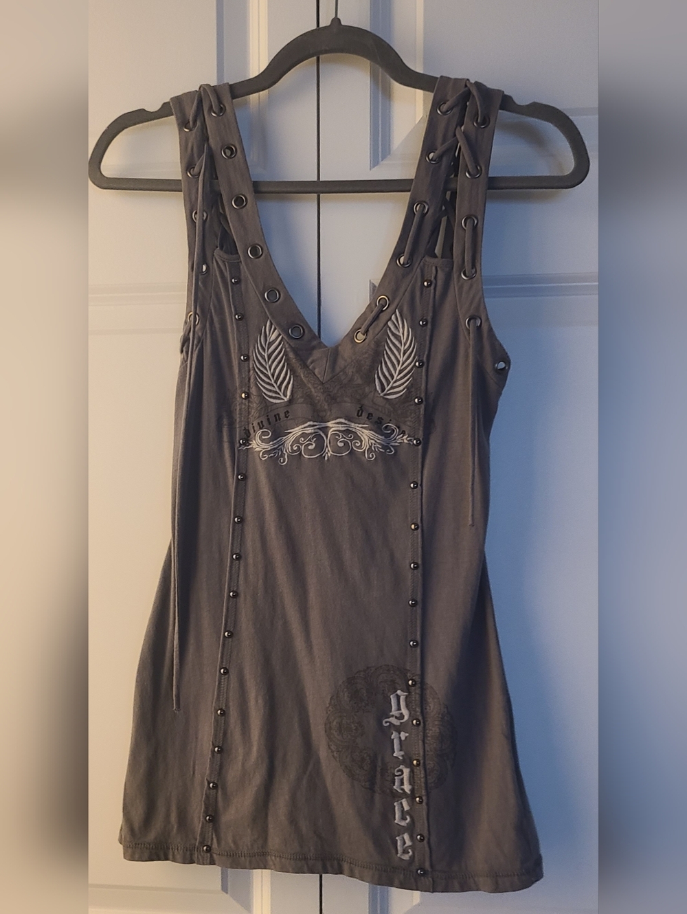 Teasure Rock Size Small Women's Gray Studded Graphic Tank Top